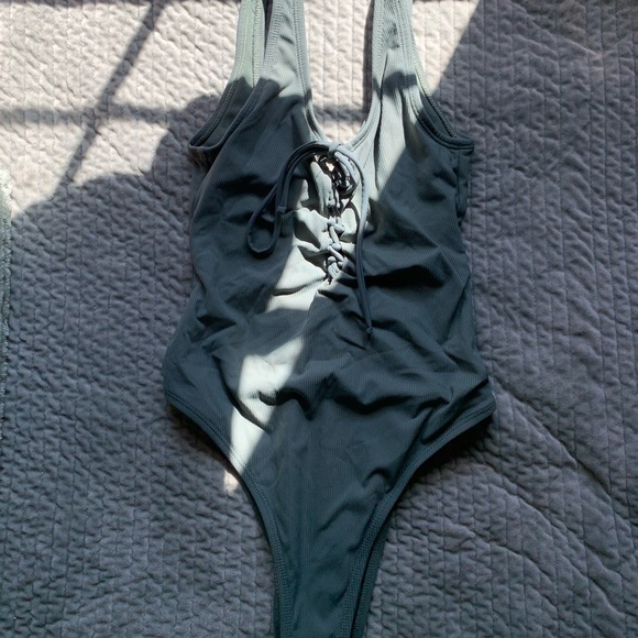 swimsuit - Picture 3 of 6